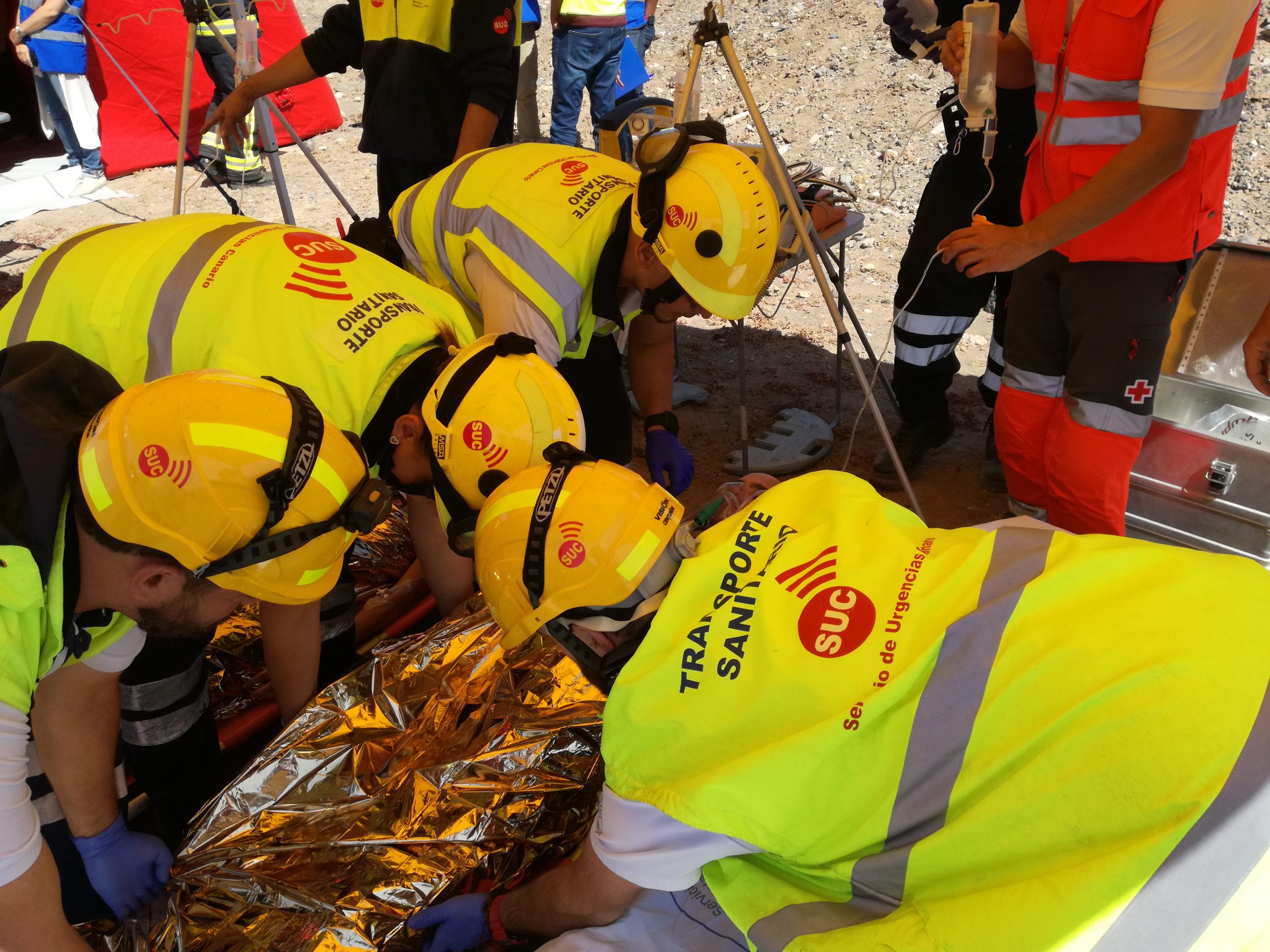 Técnicos del SUC preparando a una paciente para su traslado, durante un simulacro de actuación conjunta.