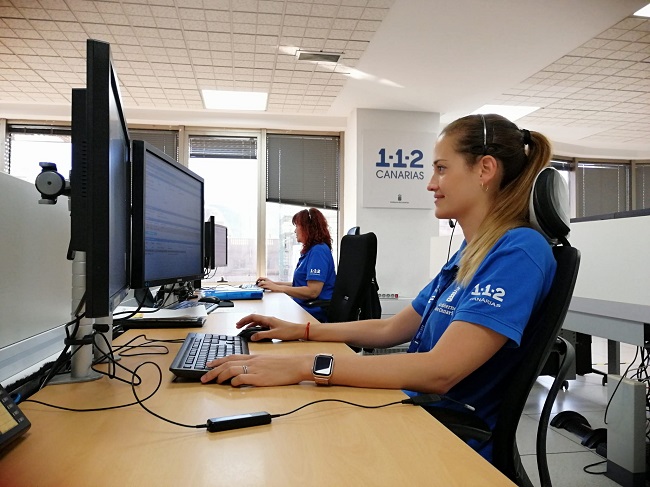 Operadores de Demanda del 1-1-2 Canarias durante su labor diaria