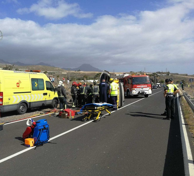 Los servicios de emergencia dan soporte vital y de descarcelación en un accidente de tráfico