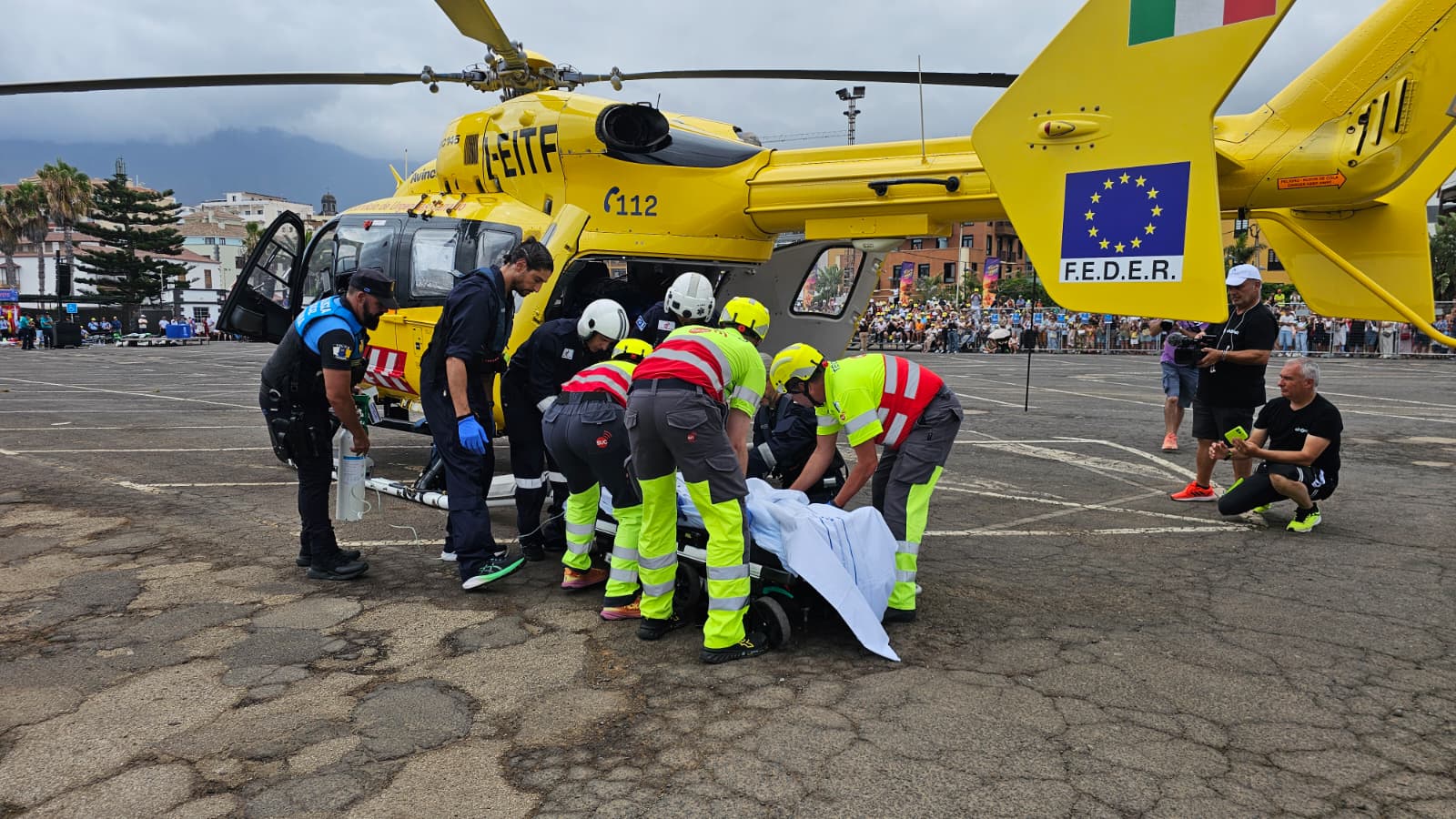 Helicóptero medicalizado del Servicio de Urgencias Canario (SUC) en el XXX Festival de Aeromodelismo de Puerto de la Cruz (Tenerife)